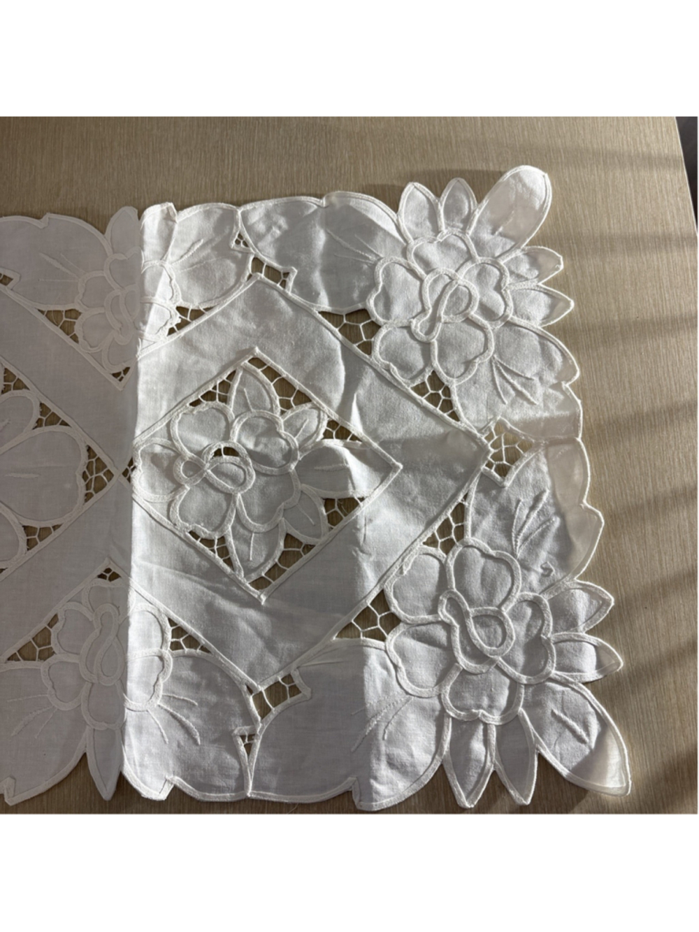 Vtg White Linen Table Runner w/ Floral Embroidered Cutwork & Scalloped Edge 1176 - Picture 5 of 8